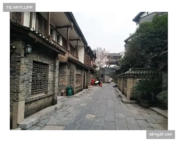 前足球明星马克莱莱转型评委,参与环球小姐赛事评选工作